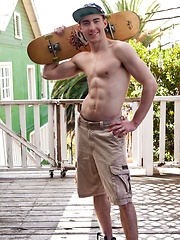 Jed Atkinson shows his hot young muscle body, Added: 2013-06-16 by Randy Blue