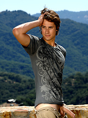 Hot boy Kelly Taylor stripping, Added: 2013-06-18 by Nextdoor Male