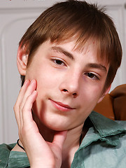 Hot twink shows his sexy body, Added: 2013-10-14 by BadPuppy