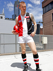 Showing off his big boner on the roof - Sarpa Van Rider is back, Added: 2017-02-15 by Bentley Race