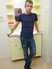 Blonde twink Chris Jansen jerks off in the bathroom., Added: 2018-01-12 by Keumgay